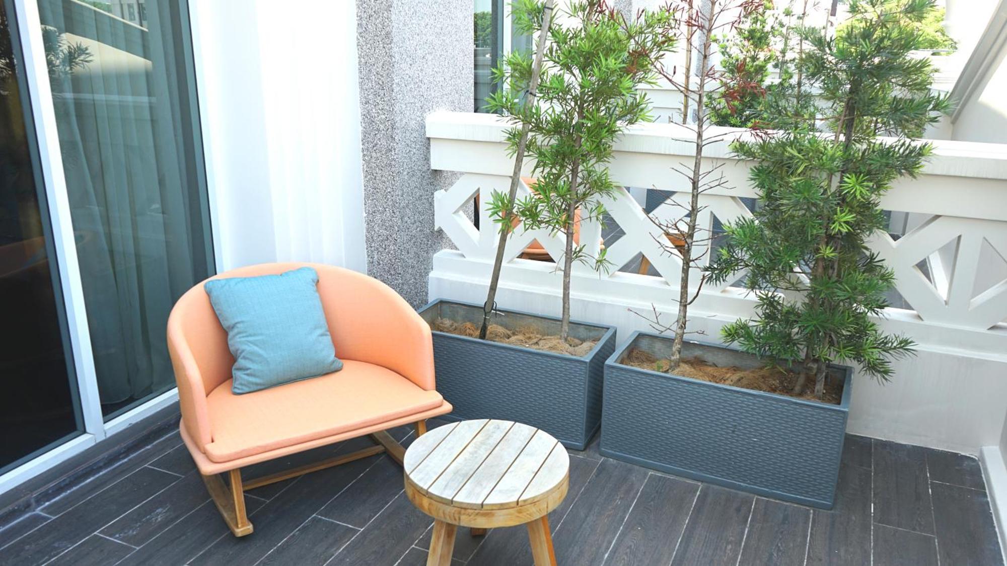 The George Penang By The Crest Collection George Town Exterior foto A balcony in a hotel