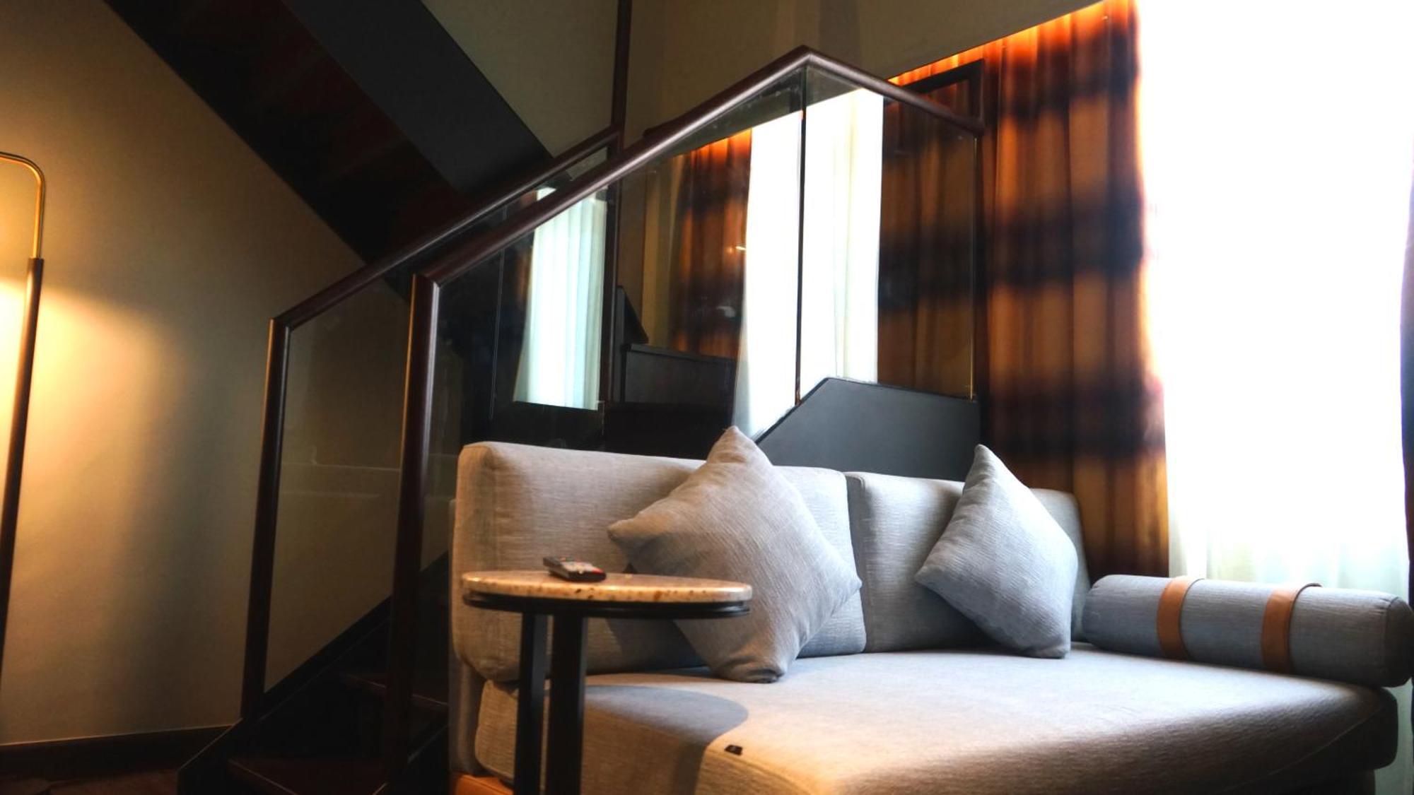 The George Penang By The Crest Collection George Town Exterior foto A sofa in a hotel room