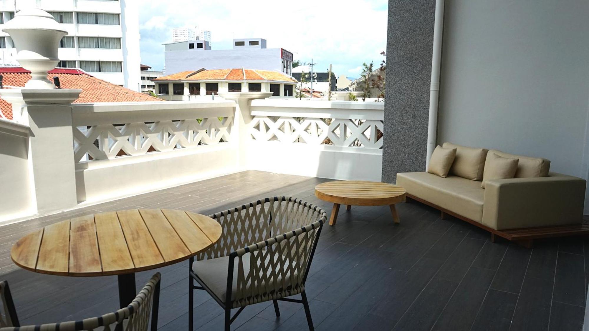 The George Penang By The Crest Collection George Town Exterior foto A balcony