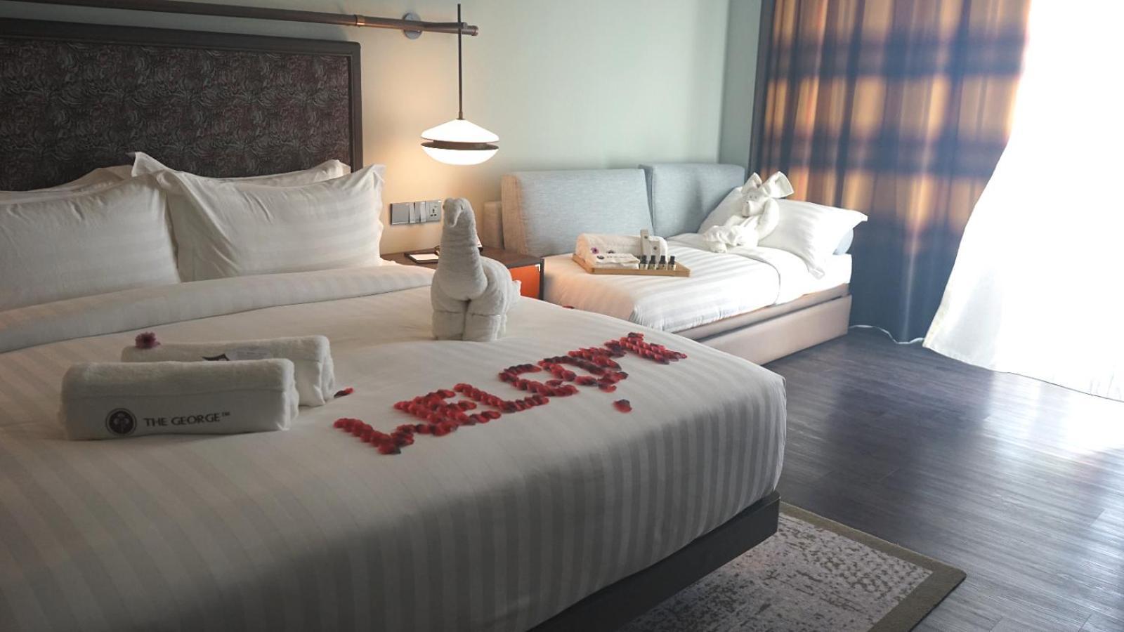 The George Penang By The Crest Collection George Town Exterior foto A room at the hotel