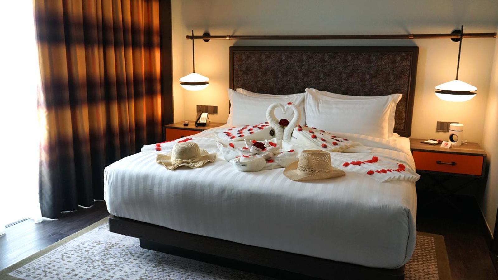 The George Penang By The Crest Collection George Town Exterior foto A bed with a swan shaped towel